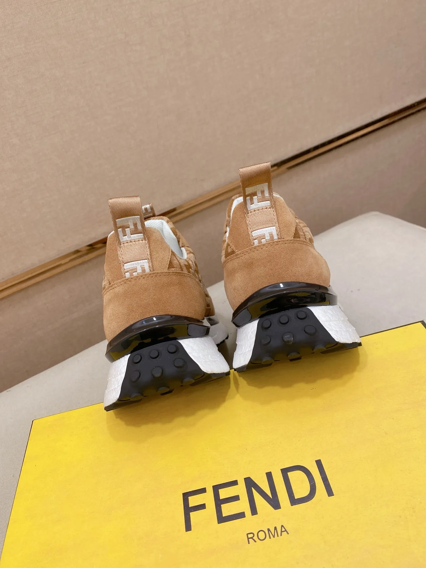 Factory price 442💰 (fendi) New high-top 👊🏻 upper 🇮🇹 imported cowhide fabric 🇩🇪 imported breathable mesh lining. The original outsole is molded to highlight the identity of every man, and the upper foot is elegant and stable🚶🏻🚶🏻The high-end custom counters reproduce the original version📯No matter the wind or rain, the shoe last remains unchanged and can withstand the verification of time🔍️,🔵 Size: 38-44